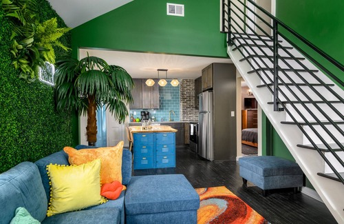 Schnitzelburg House | New! Welcome to the Jungle, Baby! 3br2ba Hot Tub!