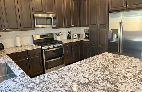 Roseville House | NewBuilt/Insurance Stay/Pets/corp housing