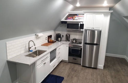 Ferndale House | NEWER Cozy Peaceful Stand-Alone Blueberry Bungalow Spotless Suite