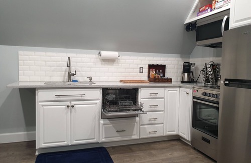Ferndale House | NEWER Cozy Peaceful Stand-Alone Blueberry Bungalow Spotless Suite