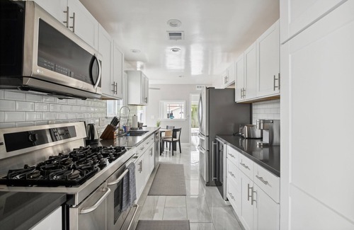 Reseda House | *Newly Built 4BR! Pool, Cabana, BBQ in Prime LA!*