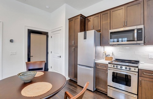 Hitch Village - Fred Wessels Homes Apartment | Newly Built High-end Carriage House Steps to Riverfront by Lucky Savannah