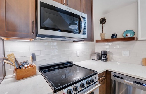 Hitch Village - Fred Wessels Homes Apartment | Newly Built High-end Carriage House Steps to Riverfront by Lucky Savannah