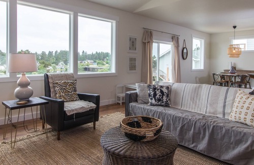 Warrenton House | Newly-Built, Lake-View Getaway with Firepit and Bikes - 1 Mile from Beach