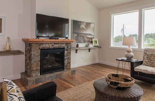 Warrenton House | Newly-Built, Lake-View Getaway with Firepit and Bikes - 1 Mile from Beach