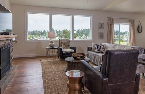 Warrenton House | Newly-Built, Lake-View Getaway with Firepit and Bikes - 1 Mile from Beach