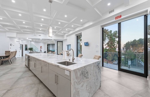 Hollywood Dell House | Newly Built Modern 5bd/6ba Estate in Hollywood Hills with 2 pools & City Views!