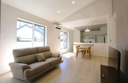 Chuo House | Newly built two-story house! 2 minutes to the station, parking lot, easy access to Disneyland, close to restaurants and shops!