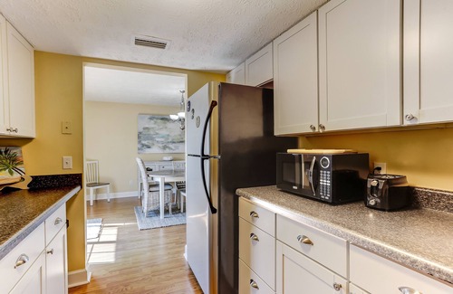 Fernandina Beach Condo | Newly furnished townhouse 2 blocks from the Ocean. Close to main beach, shopping and restaurants.
