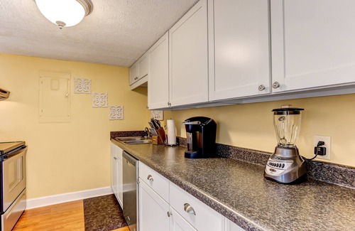 Fernandina Beach Condo | Newly furnished townhouse 2 blocks from the Ocean. Close to main beach, shopping and restaurants.
