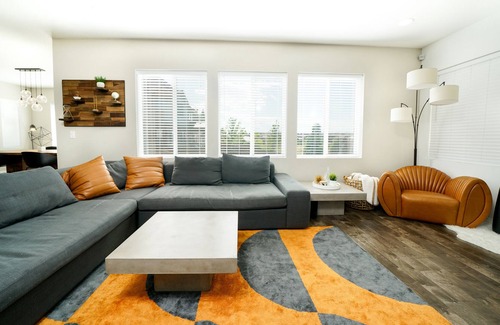 Parker House | Newly Furnished Modern Executive Rental - 30+ Day Stays - Private Hot Tub