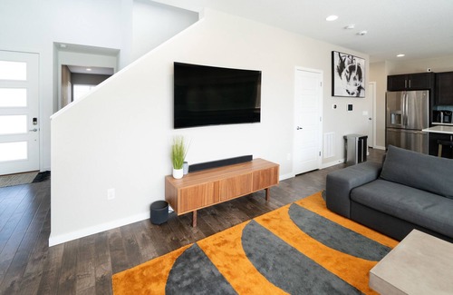 Parker House | Newly Furnished Modern Executive Rental - 30+ Day Stays - Private Hot Tub
