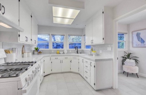 Duveneck - St. Francis House | Newly Furnished Retreat, 5 Min to Stanford & Downtown Palo Alto