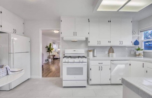 Duveneck - St. Francis House | Newly Furnished Retreat, 5 Min to Stanford & Downtown Palo Alto