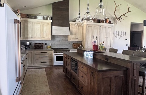 Gardiner House | Newly Listed Madian Basin Escape ~ 5 Mins to Yellowstone National Park