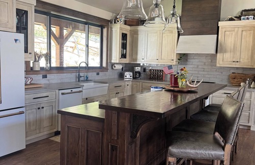 Gardiner House | Newly Listed Madian Basin Escape ~ 5 Mins to Yellowstone National Park