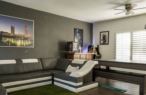 Southeastern Sacramento House | NEWLY REDESIGNED HOME w/JACUZZI+ GAME ROOM & GYM