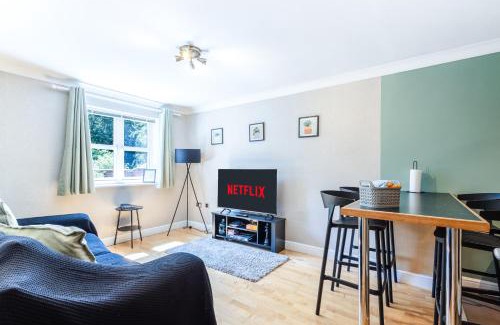 Warwick Apartment | Newly Refurbed Warwick Apt 2BR Sleeps 3 Free Parking