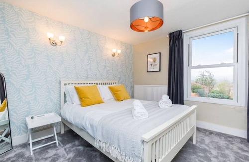 Hurstpierpoint House | Newly refurbished en-suite double room village location