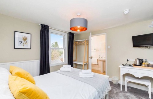 Hurstpierpoint House | Newly refurbished en-suite double room village location