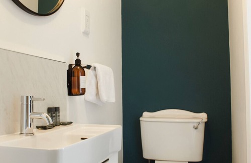 Hurstpierpoint House | Newly refurbished en-suite double room village location