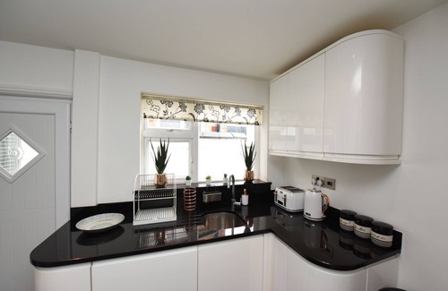 Chester House | Newly Refurbished 3 Bed House - Netflix, Wi-Fi & Close To Shops & Restaurants