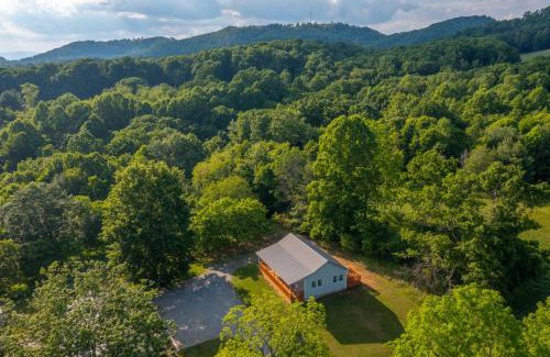 Sparta House | Newly remodeled luxury cottage with mountain views