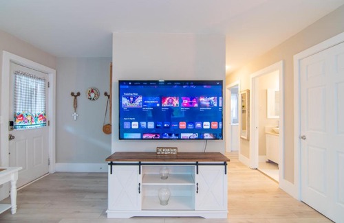 Sparta House | Newly remodeled luxury cottage with mountain views