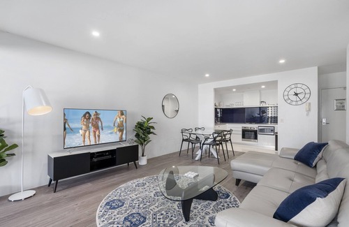 Surfers Paradise Apartment | 🤩 Newly Renovated Ocean View Apartment in the Heart of Surfers Paradise 🤩