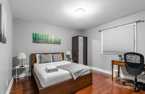 Little Italy Apartment | Newly Renovated - Modern 3BR Apartment - Trinity Bellwoods!