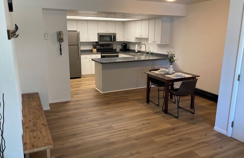 Rock Springs Condo | Newly renovated 2 bed/2 bath condo. Great location. Midterm stays only.