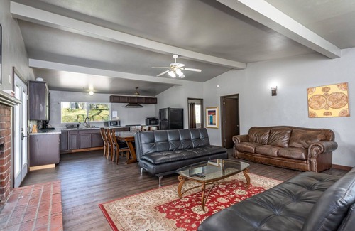 Oakhurst House | NEWLY RENOVATED 2bedroom in heart of Oakhurst