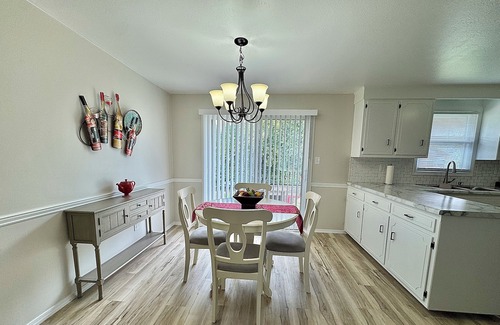 Ashwaubenon House | Newly Renovated 3 bedrooms w/5 beds, 2 bath home w/convenience to everything.