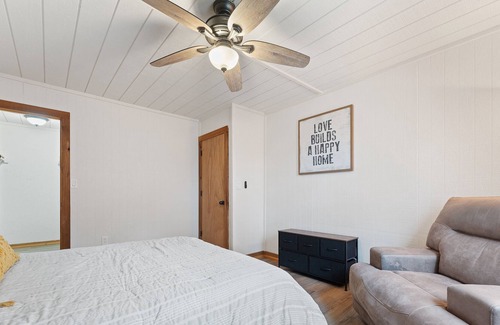 Florida Panhandle Cabin | Newly Renovated 4/3 Cabin, 65"TV, Hot Tub, Firepit