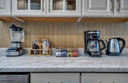 Birmingham House | Newly Renovated 4 BD/3 BA Birmingham Home Hot Tub