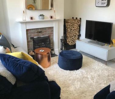 Upton Scudamore House | Newly Renovated 5 Star Cosy-Up Romantic Cottage NEAR LONGLEAT