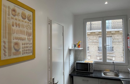 Pantin Apartment | Newly renovated apartment glistening in white, a haven of peace.