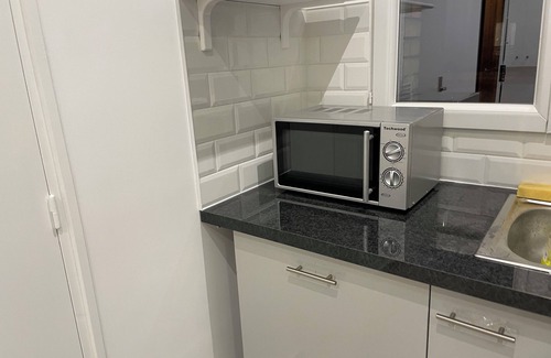 Pantin Apartment | Newly renovated apartment glistening in white, a haven of peace.