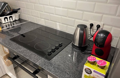 Pantin Apartment | Newly renovated apartment glistening in white, a haven of peace.