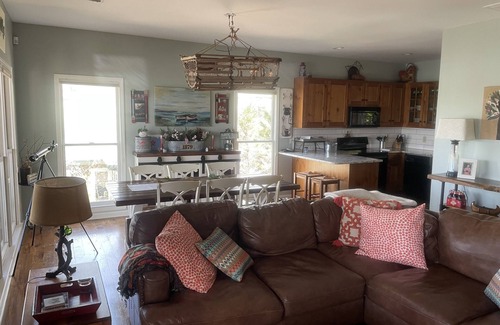 Westminster House | NEWLY RENOVATED DECK! Private lakefront home minutes from Clemson; private dock