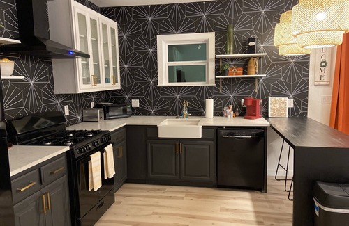 Dean Highland House | * Newly renovated * FRESH AND CLEAN * Minutes from Silos and McLane Stadium