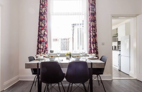 Sunderland House | Newly Renovated 3BR House near hospital & uni