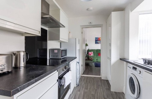 Sunderland House | Newly Renovated 3BR House near hospital & uni