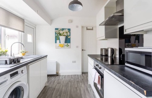Sunderland House | Newly Renovated 3BR House near hospital & uni