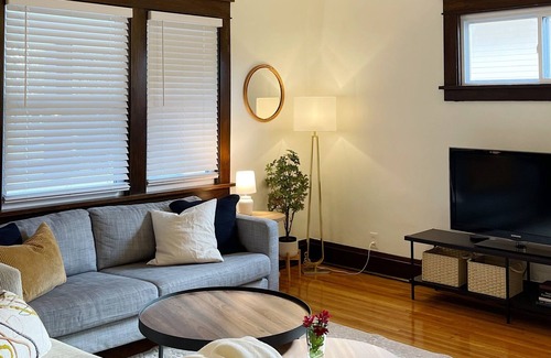 Midway House | Newly Renovated Home- minutes from light rail