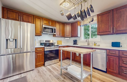Kingston House | Newly renovated home with private hot tub and amazing sunset views, dog friendly