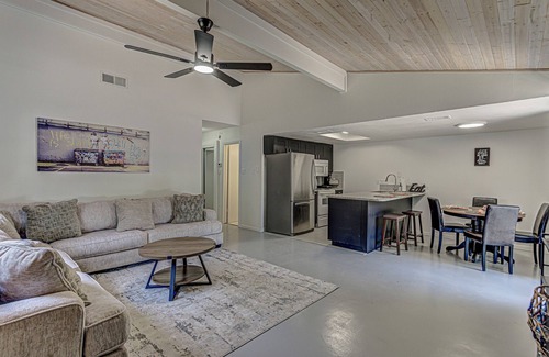 Barton Hills House | Newly Renovated I Walk to Shops I Blocks to Restaurants & More