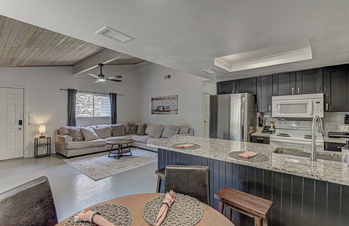 Barton Hills House | Newly Renovated I Walk to Shops I Blocks to Restaurants & More