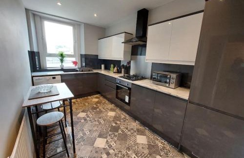 Hawick Apartment | Newly Renovated Oliver Apartment