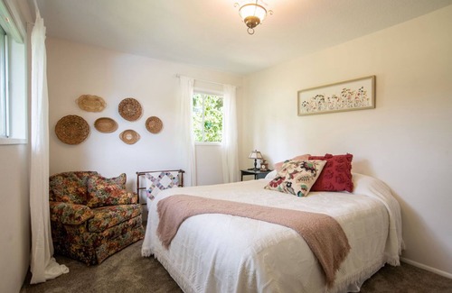 Scholls Other | Newly Renovated! Peaceful Country Farmhouse with Hot Tub and Pool